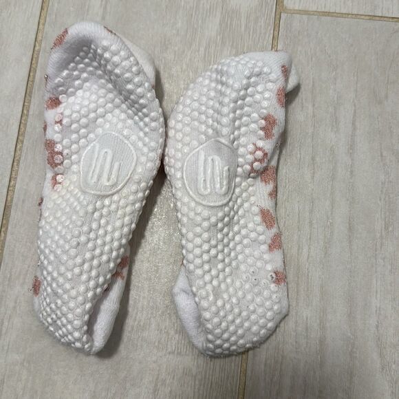 Pink leopard glitter Pilates grip socks OS - Picture 3 of 3